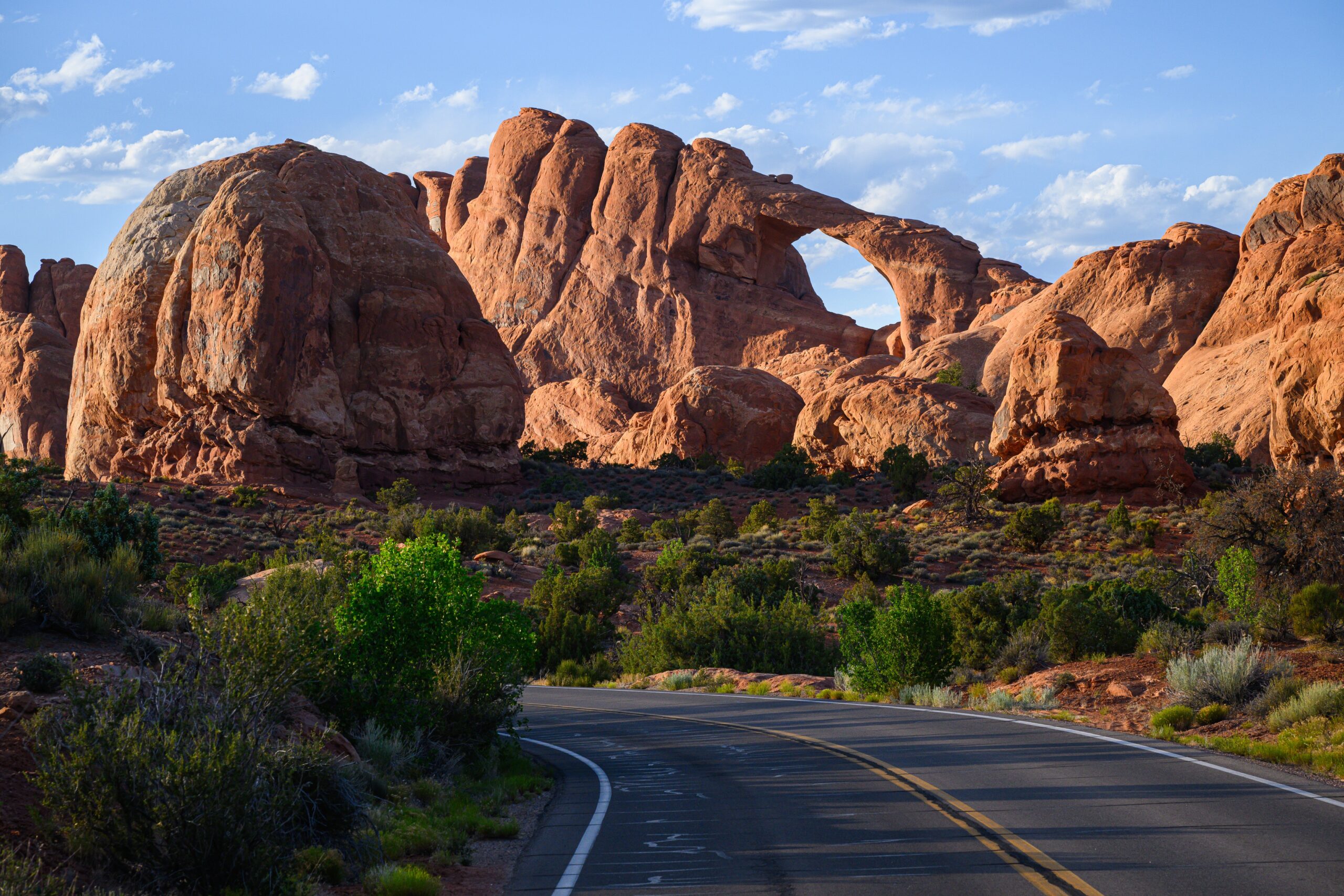 Skyline,Arch,Rises,Above,The,Road,In,Arches,National,Park